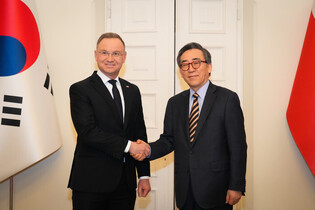 S. Korean FM meets Polish president