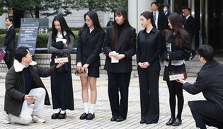 K-pop girl group NewJeans at court