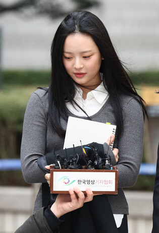 K-pop girl group NewJeans at court