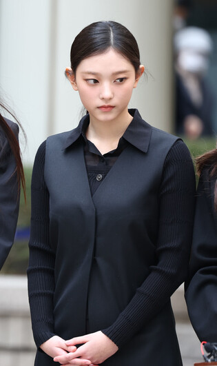 K-pop girl group NewJeans at court