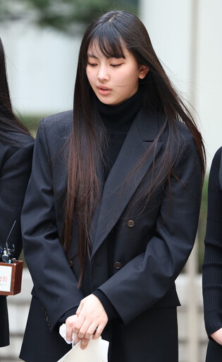 K-pop girl group NewJeans at court
