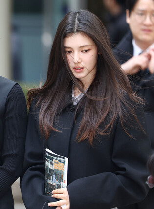 K-pop girl group NewJeans at court