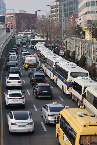 Court accepts request to cancel Yoon's arrest