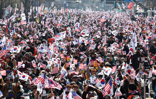 Pro-Yoon protesters