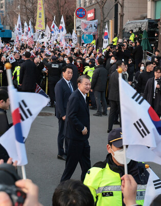 Impeached Yoon released from detention