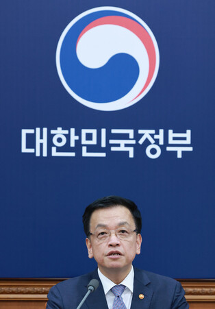 Acting president attends Cabinet meeting