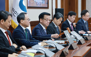 Acting president attends Cabinet meeting