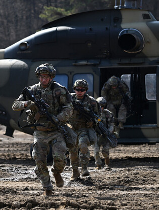 S. Korea-U.S. airborne landing drill
