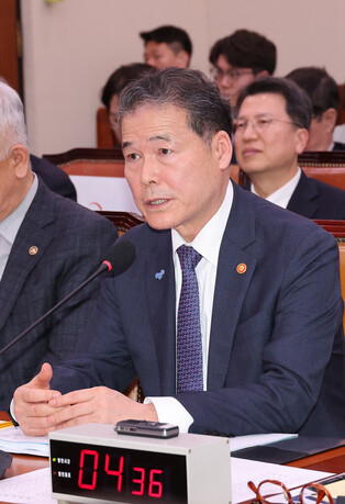 Unification minister at parliamentary session