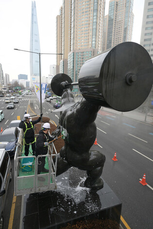 Spring cleanup detail in Seoul
