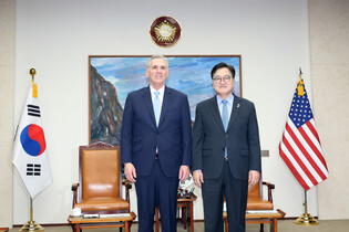 Parliamentary leader meets ex-U.S. House speaker