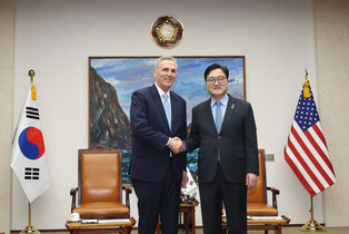 Parliamentary leader meets ex-U.S. House speaker