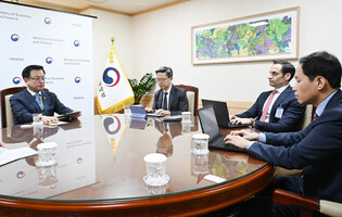 Acting president meets S&P Global Ratings officials