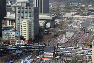 Walls of police buses amid rally against Yoon's ouster