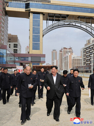 Kim Jong-un visits construction site