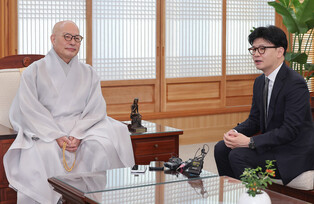 Ex-ruling party chief visits Buddhist leader