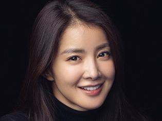 Lee Si-young to Divorce After 8 Years of Marriage