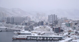Heavy snow in northeastern S. Korea