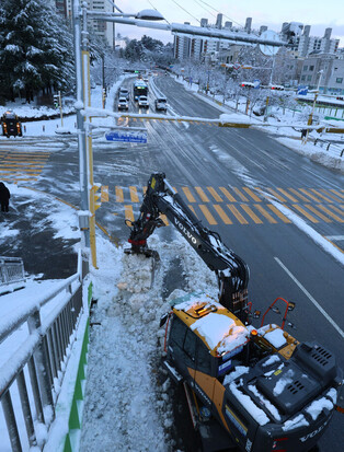 Heavy snow in northeastern S. Korea