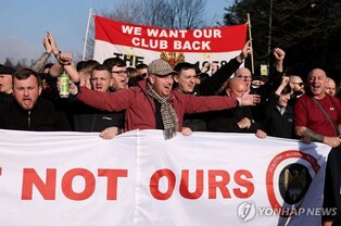 'EPL 13위' 맨유, 새 시즌 입장권 가격 5％ 올려…팬들 불만