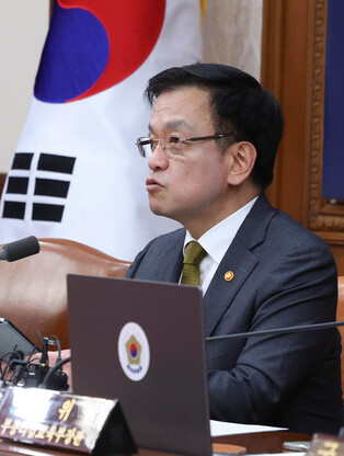 Acting president attends Cabinet meeting