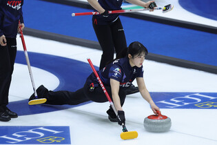 S. Korea-Canada match at women's curling worlds