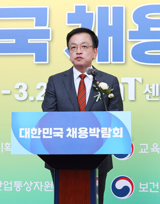 Acting president attends job fair