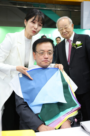 Acting president attends job fair