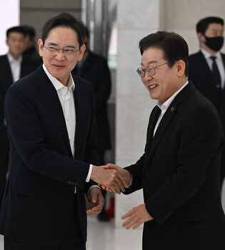 Main opposition leader meets Samsung chief