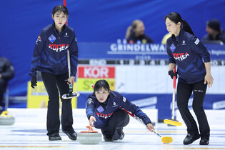 S. Korea-Sweden match at women's curling worlds