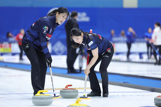 S. Korea-Sweden match at women's curling worlds