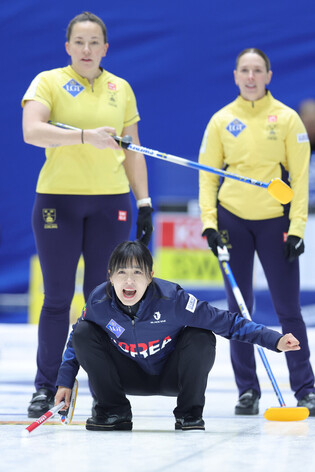 S. Korea-Sweden match at women's curling worlds