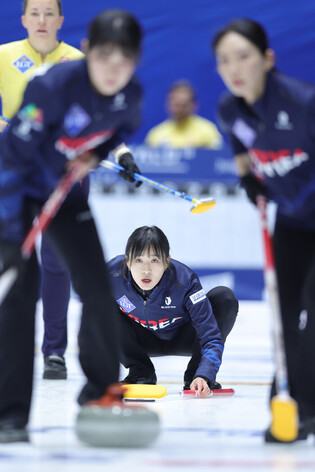 S. Korea-Sweden match at women's curling worlds