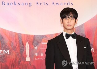 Embattled Kim Soo-hyun files complaint against YouTube channel, late actress' family