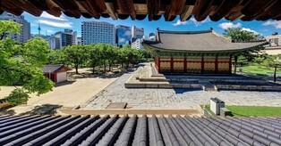 Explore Deoksugung: Imperial Dragon Motifs and a Rare 2-Story Palace Building