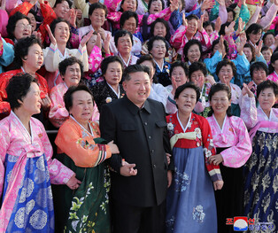 N.K. leader meets leaders of people's neighborhood units