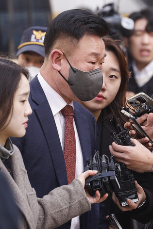 Hearing on arrest warrant for presidential bodyguard division head