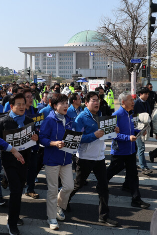 Opposition party's march to call for Yoon's ouster