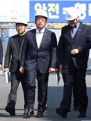 Acting president visits recycling company