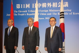 Foreign ministers of S. Korea, Japan, China meet in Tokyo