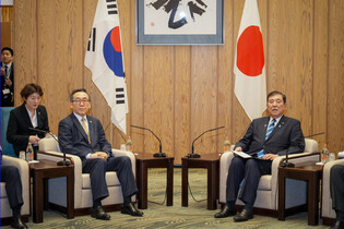 S. Korean FM meets Japanese PM in Tokyo