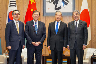 Foreign ministers of S. Korea, Japan, China meet Japanese PM