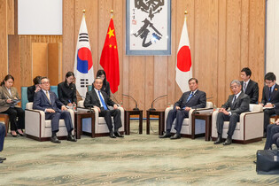 Foreign ministers of S. Korea, Japan, China meet Japanese PM