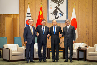 Foreign ministers of S. Korea, Japan, China meet Japanese PM