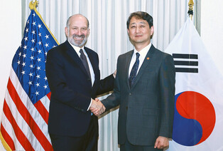 S. Korean industry minister meets U.S. commerce secretary