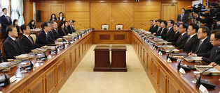 Acting President Han meets Cabinet members