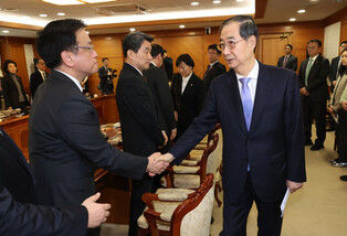 Acting President Han meets Cabinet members