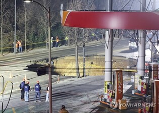 (LEAD) Rescuers race to find motorcyclist in sinkhole in Seoul