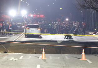 20-meter-wide sinkhole at intersection in Seoul