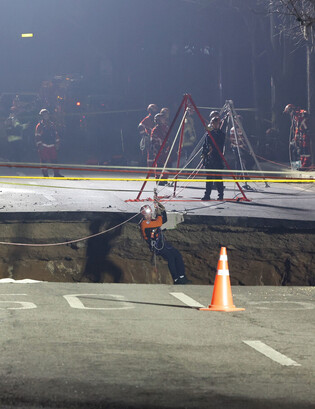 20-meter-wide sinkhole at intersection in Seoul